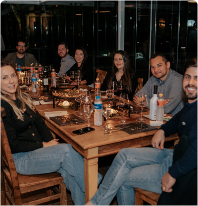 Pessoas reunidas em volta de mesa